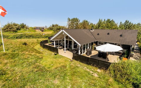 Federica - 500M from the Sea: Dak, Huis, Deur, Verblijf, Schaduw, Siding, Werf, Landgoed, Backyard