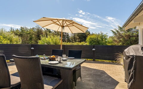 Federica - 500M from the Sea: Dak, Huis, Deur, Verblijf, Schaduw, Siding, Werf, Landgoed, Backyard