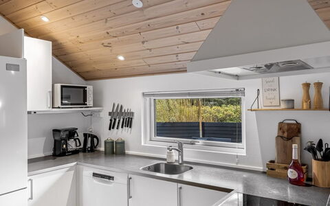 Federica - 500M from the Sea: Hout, Plafond, Interieur Ontwerp, Keuken, Countertop, Lichte Inrichting, Verlichting, Huis, Toestel Van De Keuken, Huishoudapparatuur
