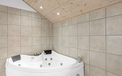 Federica - 500M from the Sea: Loodgieterswerkinrichting, Flooring, Interieur Ontwerp, Verdieping, Bad, Plafond, Kamer, Loodgieter, Badkamer