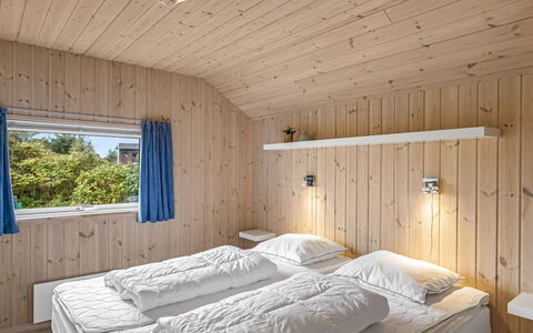Federica - 500M from the Sea: Slaapkamer, Hout, Bed, Interieur Ontwerp, Laken, Plafond, Bedding, Bed Frame, Verdieping, Meubilair