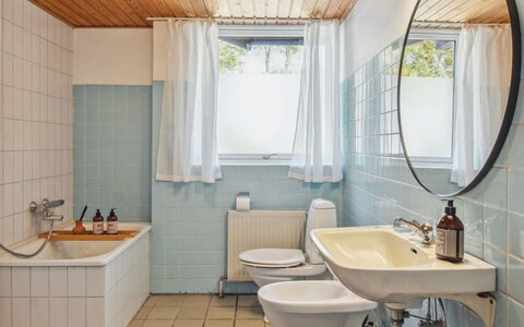Matilda - 375M from the Sea: Loodgieterswerkinrichting, Badkamer, Flooring, Wastafel In De Badkamer, Interieur Ontwerp, Wastafel, Verdieping, Kraan, Loodgieter, Tegel