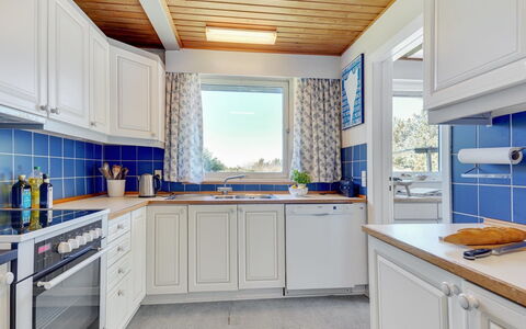 Matilda - 375M from the Sea: Keuken, Interieur Ontwerp, Flooring, Countertop, Cabinetry, Plafond, Verdieping, Toestel Van De Keuken, Kamer, Major Appliance
