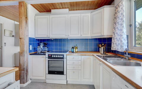 Matilda - 375M from the Sea: Keuken, Countertop, Toestel Van De Keuken, Major Appliance, Flooring, Interieur Ontwerp, Hout, Cabinetry, Verdieping, Gootsteen