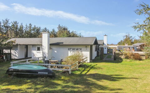 Matilda - 375M from the Sea: Huis, Huis, Dak, Verblijf, Struik, Siding, Deur, Tuin, Boerderij