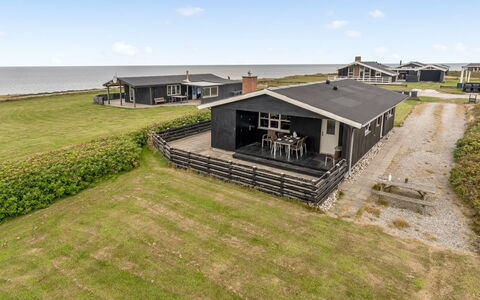 Fabiola - 200M from the Sea: Verblijf, Backyard, Werf, Garden Gebouwen, Schuur, Siding, Buitenmeubels, Blokhut, Outdoor Structuur, Keet