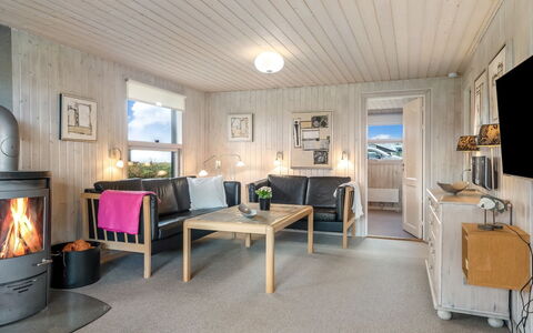 Fabiola - 200M from the Sea: Verblijf, Backyard, Werf, Garden Gebouwen, Schuur, Siding, Buitenmeubels, Blokhut, Outdoor Structuur, Keet