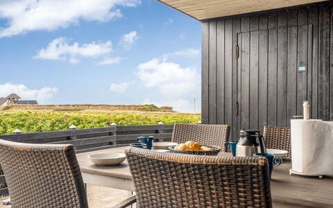 Fabiola - 200M from the Sea: Verblijf, Backyard, Werf, Garden Gebouwen, Schuur, Siding, Buitenmeubels, Blokhut, Outdoor Structuur, Keet