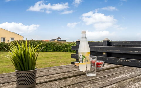 Fabiola - 200M from the Sea: Verblijf, Backyard, Werf, Garden Gebouwen, Schuur, Siding, Buitenmeubels, Blokhut, Outdoor Structuur, Keet