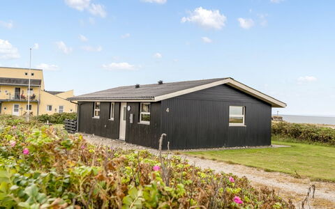 Fabiola - 200M from the Sea: Verblijf, Backyard, Werf, Garden Gebouwen, Schuur, Siding, Buitenmeubels, Blokhut, Outdoor Structuur, Keet