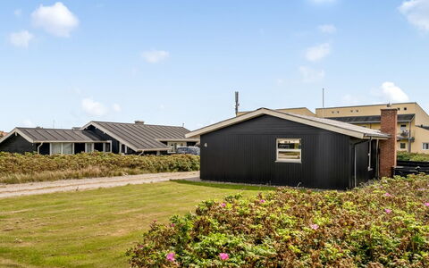 Fabiola - 200M from the Sea: Verblijf, Backyard, Werf, Garden Gebouwen, Schuur, Siding, Buitenmeubels, Blokhut, Outdoor Structuur, Keet
