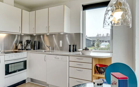Dome - 750M from the Sea: Keuken, Interieur Ontwerp, Countertop, Meubilair, Flooring, Lichte Inrichting, Toestel Van De Keuken, Plafond, Verlichting, Verdieping