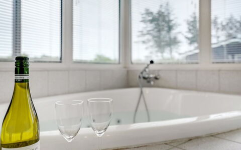 Dome - 750M from the Sea: Interieur Ontwerp, Loodgieterswerkinrichting, Glas, Kraan, Loodgieter, Bad, Fles, Badkamer, Wastafel, Glazen Fles