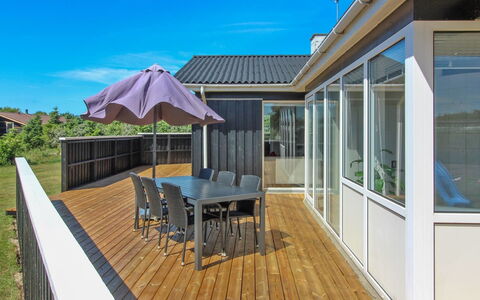 Dome - 750M from the Sea: Hout, Houten Vloer, Veranda, Flooring, Dek, Hardwood, Verdieping, Dak, Huis, Samengesteld Materiaal