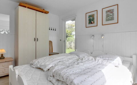 Hellin - 300M from the Sea: Meubilair, Bed, Slaapkamer, Interieur Ontwerp, Bedding, Laken, Hout, Plafond, Kamer, Flooring