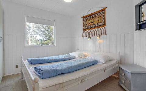 Hellin - 300M from the Sea: Flooring, Verdieping, Hout, Slaapkamer, Interieur Ontwerp, Bed, Plafond, Meubilair, Kamer, Bedding