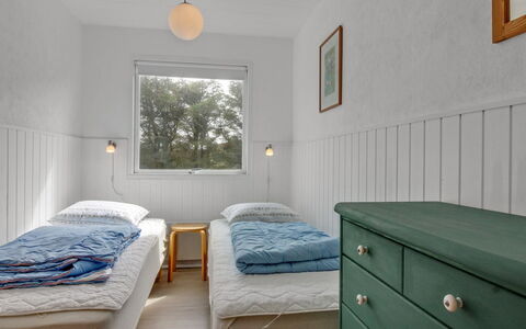 Hellin - 300M from the Sea: Muur, Slaapkamer, Bed, Hout, Interieur Ontwerp, Plafond, Flooring, Verdieping, Bedding, Laken
