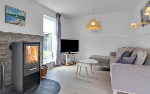 Hellin - 300M from the Sea: Flooring, Hout, Meubilair, Verdieping, Interieur Ontwerp, Woonkamer, Televisie, Huishoudapparatuur, Kamer, Bankstel