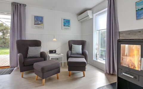 Hellin - 300M from the Sea: Meubilair, Flooring, Interieur Ontwerp, Verdieping, Hout, Woonkamer, Kamer, Bankstel, Televisie, Plafond