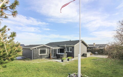 Jespar - 300M from the Sea: Huis, Huis, Deur, Dak, Verblijf, Landgoed, Tuin, Schaduw, Siding, Werf