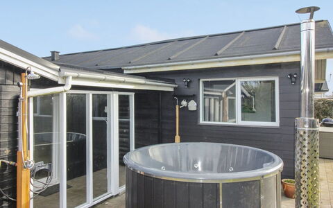 Jespar - 300M from the Sea: Huis, Huis, Deur, Dak, Verblijf, Landgoed, Tuin, Schaduw, Siding, Werf