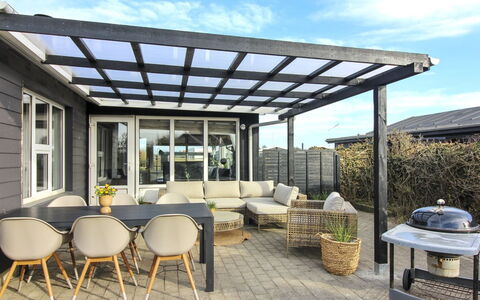 Jespar - 300M from the Sea: Huis, Huis, Deur, Dak, Verblijf, Landgoed, Tuin, Schaduw, Siding, Werf