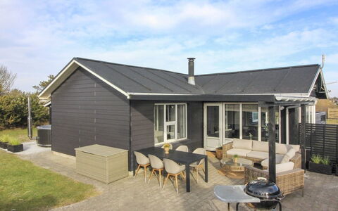 Jespar - 300M from the Sea: Huis, Huis, Deur, Dak, Verblijf, Landgoed, Tuin, Schaduw, Siding, Werf