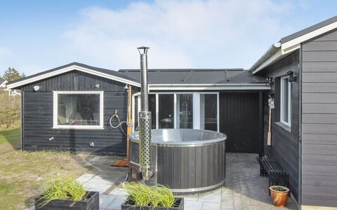 Jespar - 300M from the Sea: Huis, Huis, Deur, Dak, Verblijf, Landgoed, Tuin, Schaduw, Siding, Werf