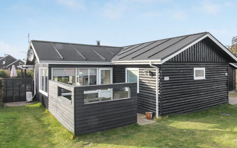 Jespar - 300M from the Sea: Huis, Huis, Deur, Dak, Verblijf, Landgoed, Tuin, Schaduw, Siding, Werf