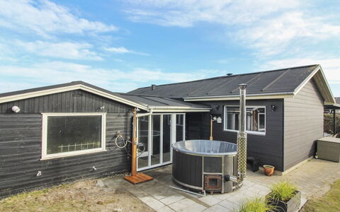 Jespar - 300M from the Sea: Huis, Huis, Deur, Dak, Verblijf, Landgoed, Tuin, Schaduw, Siding, Werf