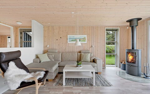 Into - 400M from the Sea: Meubilair, Flooring, Interieur Ontwerp, Verdieping, Houten Vloer, Hout, Woonkamer, Bankstel, Plafond, Kamer