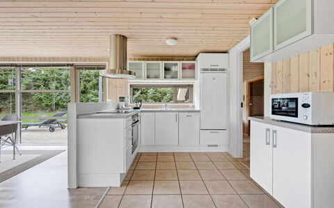 Into - 400M from the Sea: Keuken, Countertop, Toestel Van De Keuken, Flooring, Interieur Ontwerp, Hout, Plafond, Major Appliance, Verdieping, Cabinetry