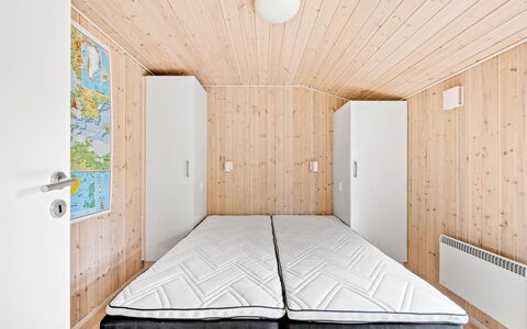 Into - 400M from the Sea: Hout, Flooring, Verdieping, Slaapkamer, Interieur Ontwerp, Plafond, Kamer, Bed, Bedding, Beits