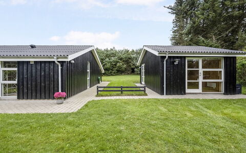 Into - 400M from the Sea: Verblijf, Garden Gebouwen, Siding, Gazon, Schuur, Tuin, Werf, Landgoed, Schaduw, Landscaping