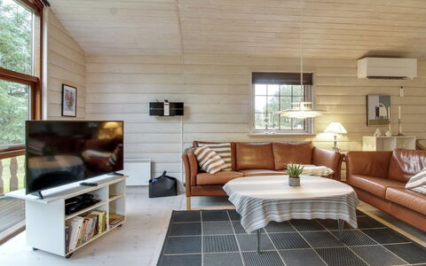 Jo - 1.2Km from the Sea: Flooring, Hout, Interieur Ontwerp, Bankstel, Plafond, Meubilair, Verdieping, Woonkamer, Kamer, Huis
