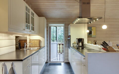 Jo - 1.2Km from the Sea: Keuken, Countertop, Toestel Van De Keuken, Interieur Ontwerp, Cabinetry, Flooring, Meubilair, Hout, Plafond, Verdieping