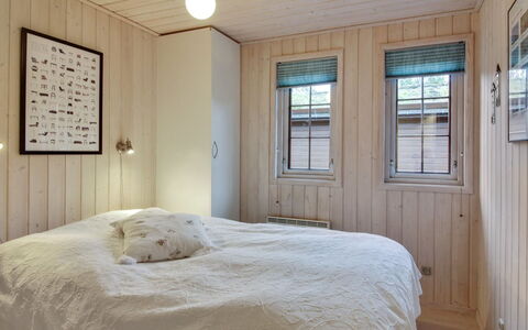 Jo - 1.2Km from the Sea: Hout, Flooring, Verdieping, Interieur Ontwerp, Slaapkamer, Plafond, Kamer, Bed, Hardwood, Plank