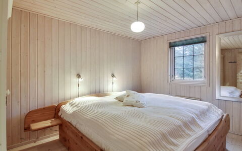 Jo - 1.2Km from the Sea: Slaapkamer, Flooring, Bed, Hout, Verdieping, Interieur Ontwerp, Plafond, Laken, Bedding, Kamer