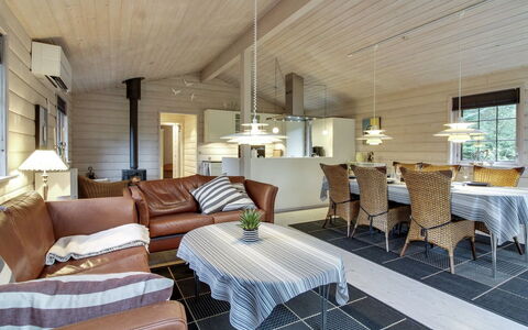 Jo - 1.2Km from the Sea: Hout, Flooring, Interieur Ontwerp, Plafond, Verdieping, Meubilair, Bankstel, Huis, Woonkamer, Verblijf