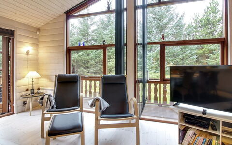 Jo - 1.2Km from the Sea: Meubilair, Interieur Ontwerp, Flooring, Hout, Verdieping, Plafond, Houten Vloer, Kamer, Stoel, Woonkamer
