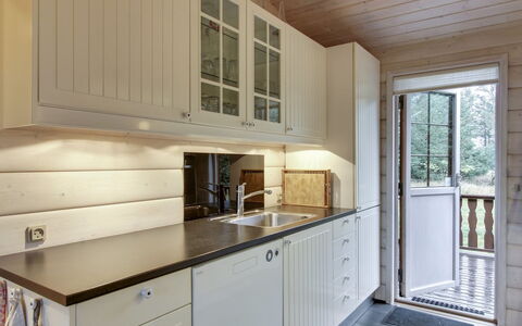 Jo - 1.2Km from the Sea: Hout, Keuken, Flooring, Cabinetry, Interieur Ontwerp, Countertop, Meubilair, Verdieping, Huis, Kast