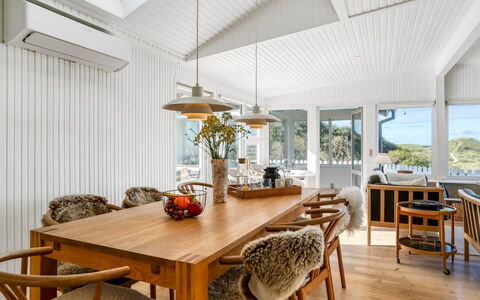 Ineke - 295M from the Sea: Meubilair, Interieur Ontwerp, Hout, Plafond, Flooring, Tafel, Keuken En Eettafel, Stoel, Verdieping, Eetkamer