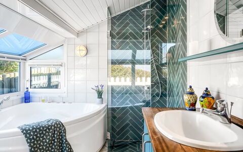 Ineke - 295M from the Sea: Loodgieterswerkinrichting, Interieur Ontwerp, Flooring, Huis, Badkamer, Kraan, Plafond, Loodgieter, Tegel, Bad