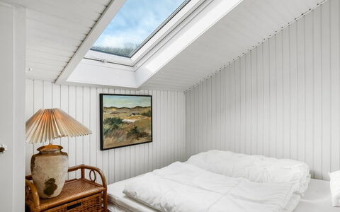 Ineke - 295M from the Sea: Hout, Plafond, Interieur Ontwerp, Verdieping, Slaapkamer, Flooring, Meubilair, Bed, Kamer, Bedding