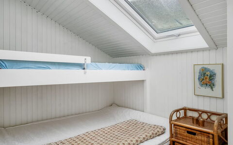 Ineke - 295M from the Sea: Hout, Interieur Ontwerp, Slaapkamer, Plafond, Verdieping, Bed, Flooring, Linens, Meubilair, Kamer
