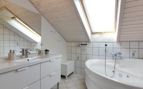 Lothen - 500M from the Sea: Loodgieterswerkinrichting, Flooring, Wastafel, Interieur Ontwerp, Badkamer, Plafond, Kraan, Verdieping, Loodgieter, Badkamerkast