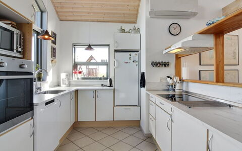 Lothen - 500M from the Sea: Keuken, Countertop, Toestel Van De Keuken, Interieur Ontwerp, Cabinetry, Flooring, Meubilair, Major Appliance, Hout, Plafond