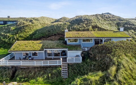 Trude - 250M from the Sea: Struik, Stedelijk Ontwerp, Groundcover, Steen, Appartement, Landgoed, Metselwerk, Balkon, Landscaping