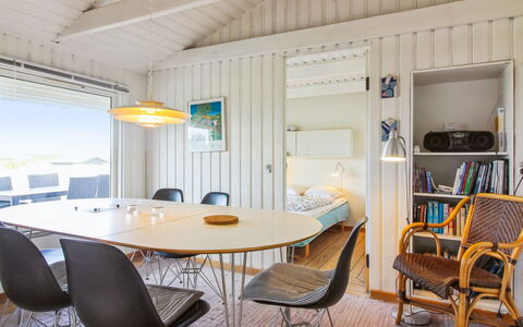 Trude - 250M from the Sea: Struik, Stedelijk Ontwerp, Groundcover, Steen, Appartement, Landgoed, Metselwerk, Balkon, Landscaping