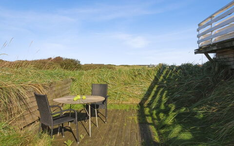 Trude - 250M from the Sea: Struik, Stedelijk Ontwerp, Groundcover, Steen, Appartement, Landgoed, Metselwerk, Balkon, Landscaping